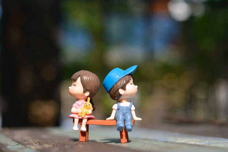 Ein Playmobil-Junge und -Mädchen bei einer Trennung